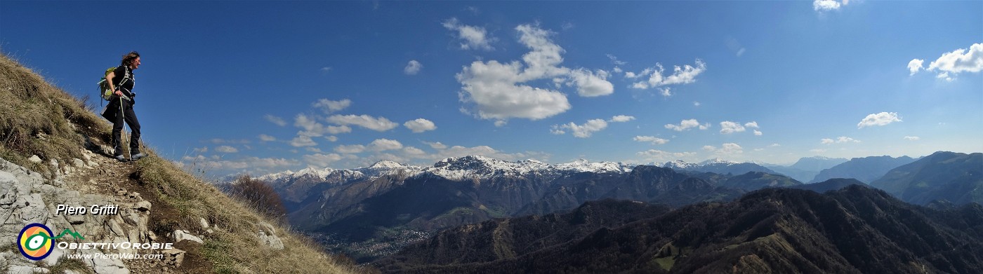 64 Panoramica sul percorso compiuto e i monti circostanti.jpg